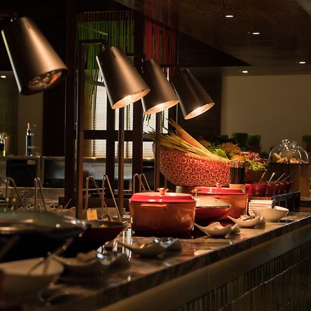 Mai House Saigon Hotel Cidade de Ho Chi Minh Exterior foto A buffet at a hotel
