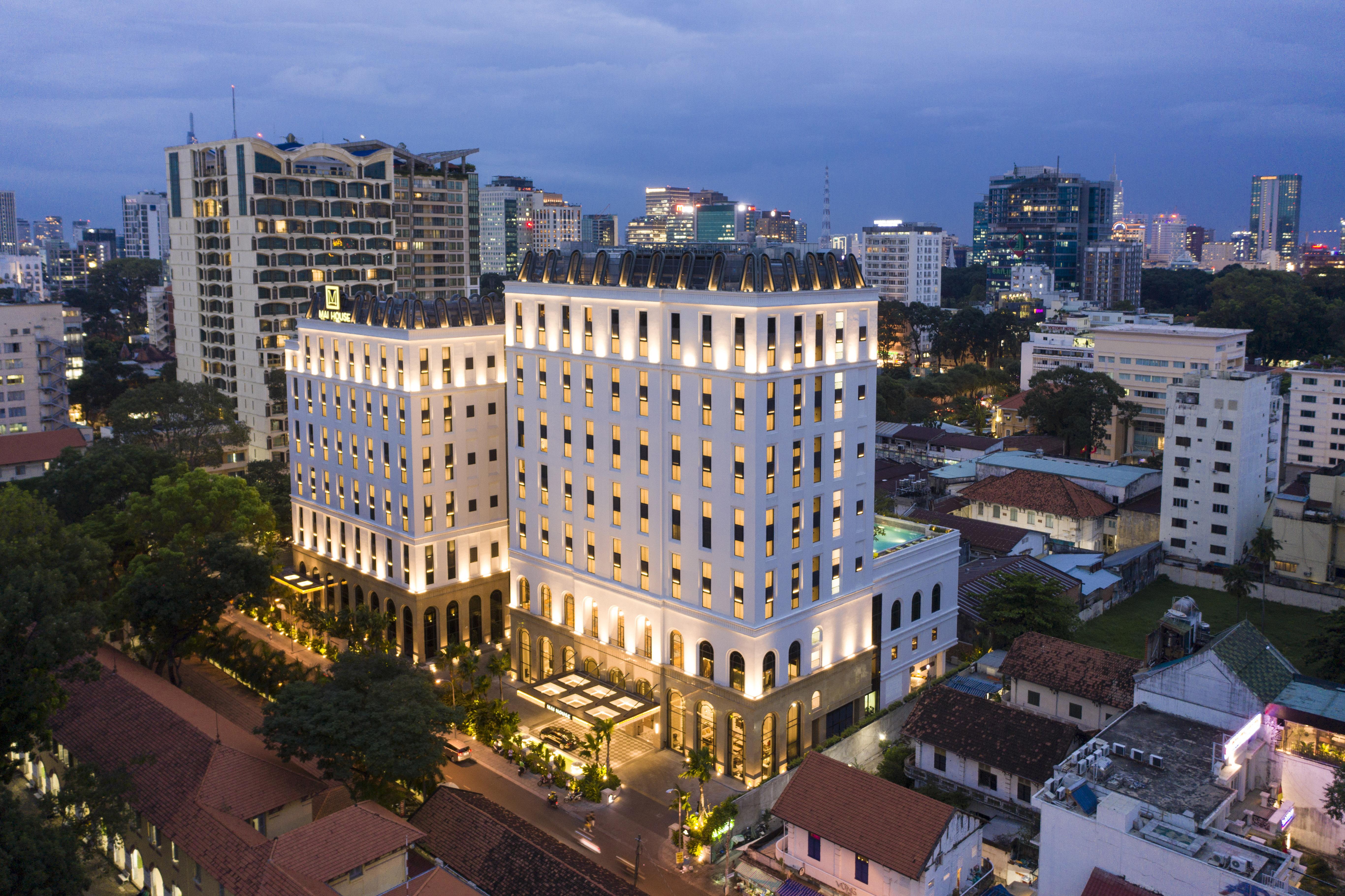 Mai House Saigon Hotel Cidade de Ho Chi Minh Exterior foto The hotel at night