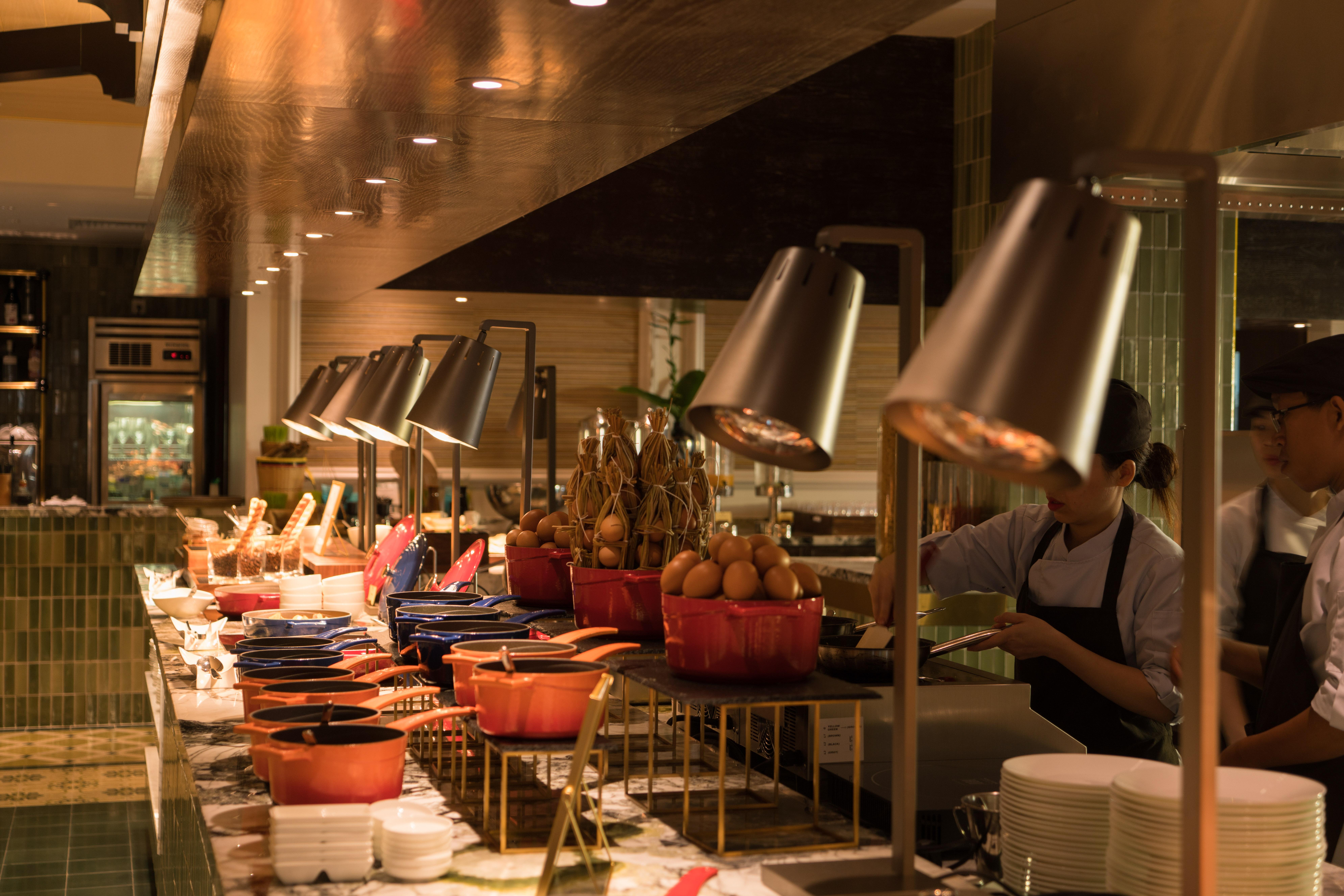 Mai House Saigon Hotel Cidade de Ho Chi Minh Exterior foto A buffet at a hotel