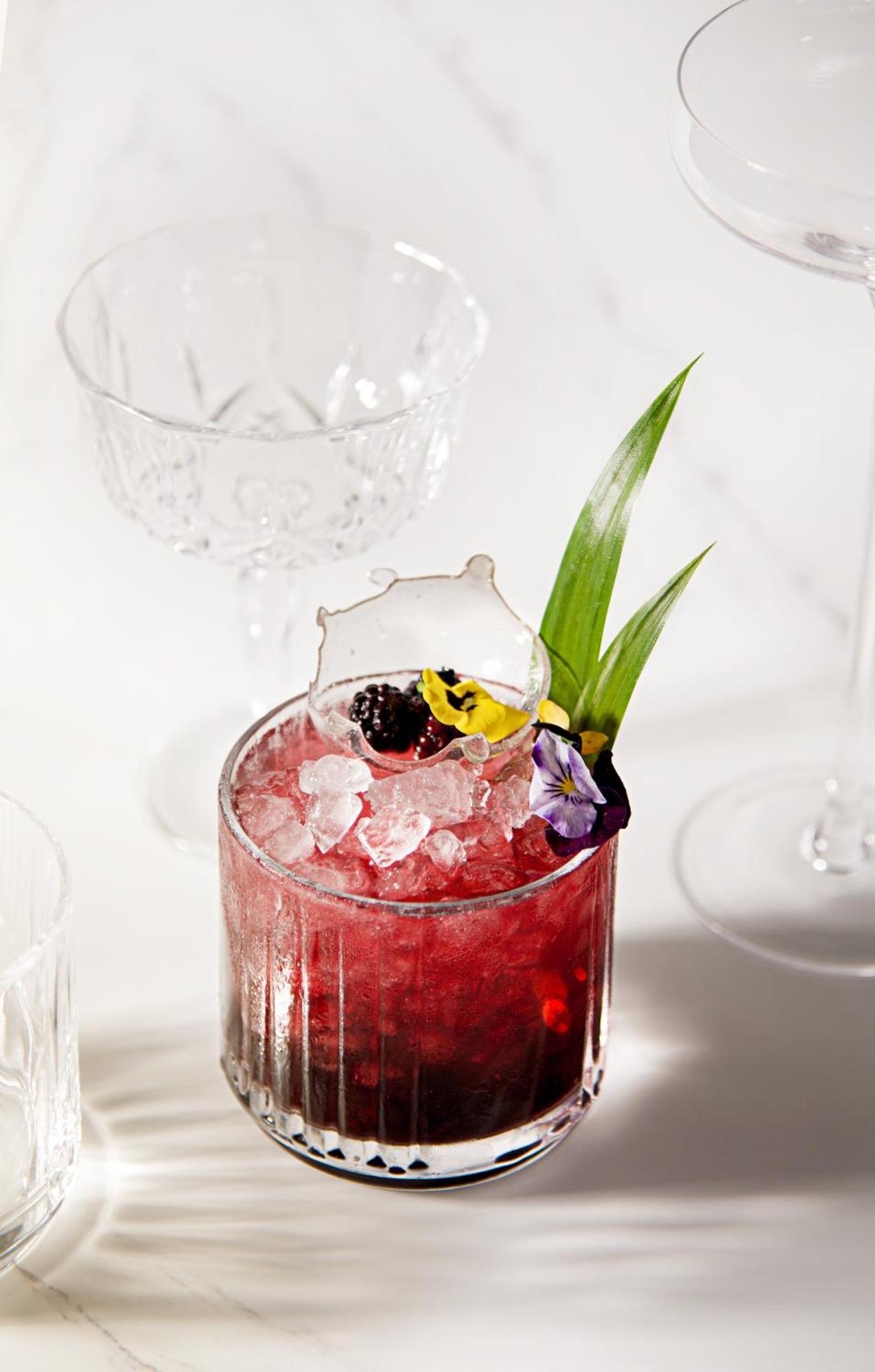 Mai House Saigon Hotel Cidade de Ho Chi Minh Exterior foto A cocktail garnished with edible flowers