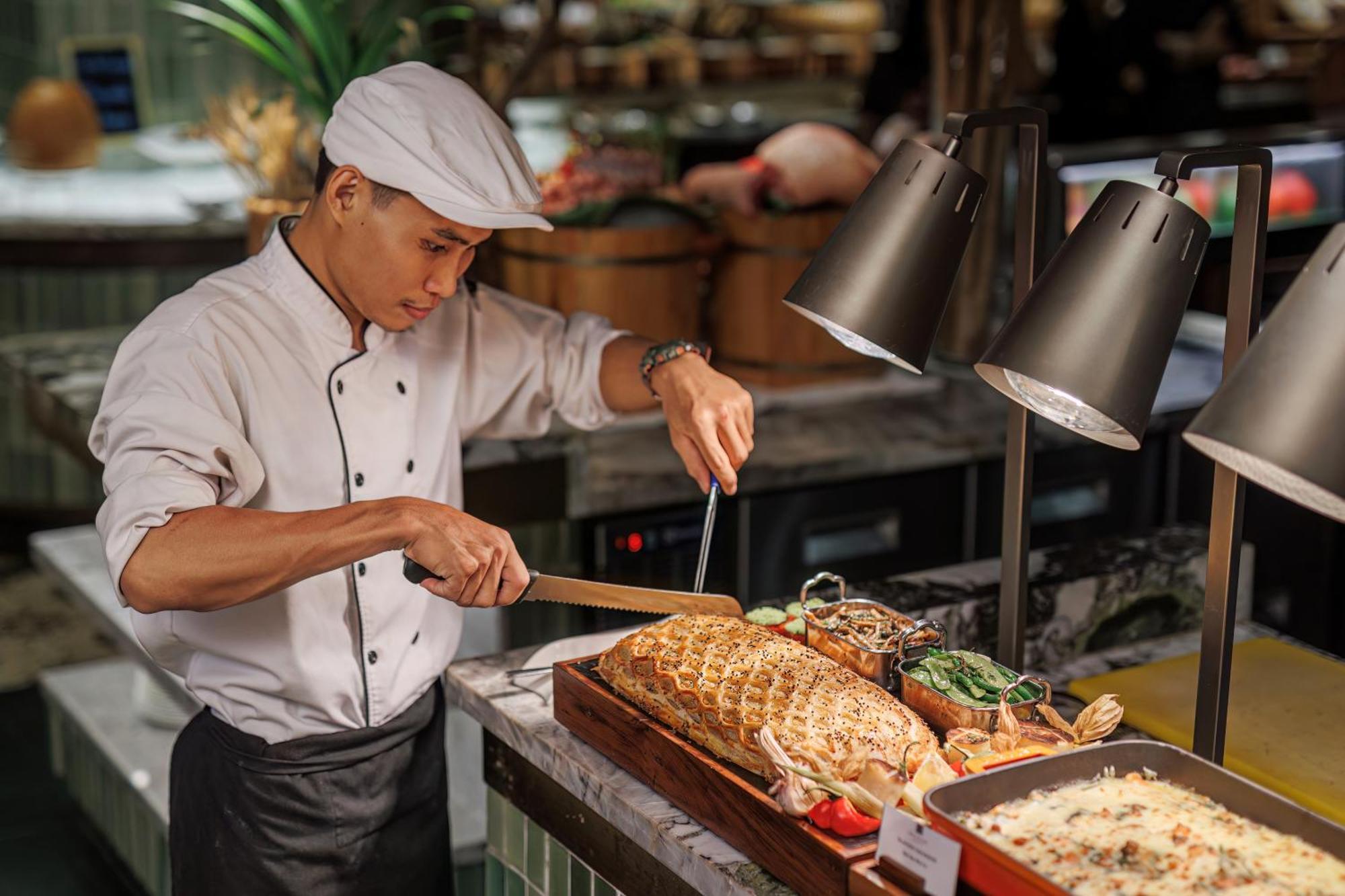 Mai House Saigon Hotel Cidade de Ho Chi Minh Exterior foto A chef carving a roast