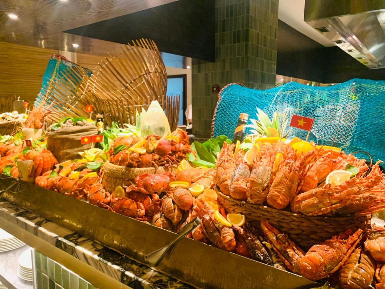 Mai House Saigon Hotel Cidade de Ho Chi Minh Exterior foto A seafood buffet